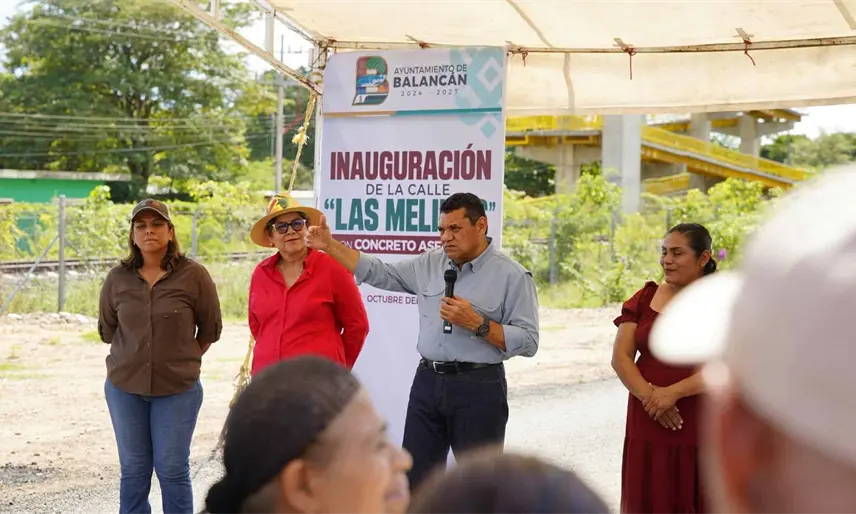 Ciudadanos reclaman a autoridades de Balancán durante entrega de obra con el gobernador May
