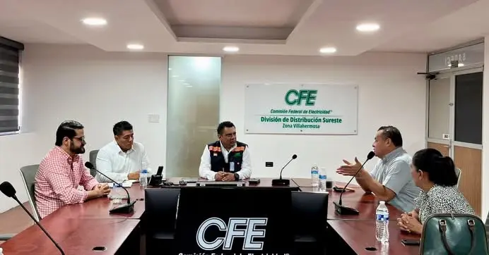 Erubiel Alonso se re&uacute;ne con directivos de CFE; plantea problema de apagones