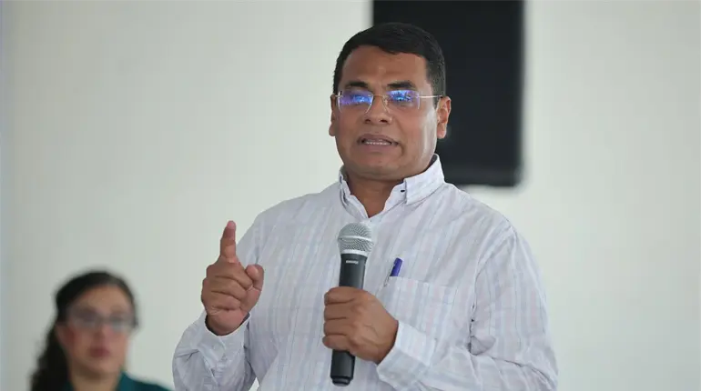 "Ah&iacute; la lleva", dice Selv&aacute;n sobre May durante festejo por la fundaci&oacute;n de Morena