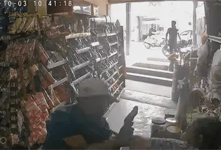 Sujetos armados asaltan a adulta mayor en tienda de Comalcalco