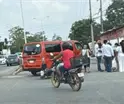 Motociclista impacta contra combi de transporte escolar en La Isla – Buenavista