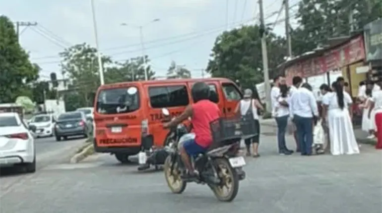 Motociclista impacta contra combi de transporte escolar en La Isla – Buenavista
