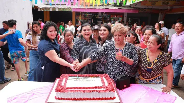 Celebra Osuna 52 aniversario del Mercado La Sierra con locatarios y clientes