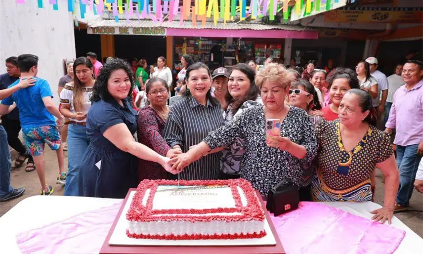 Celebra Osuna 52 aniversario del Mercado La Sierra con locatarios y clientes