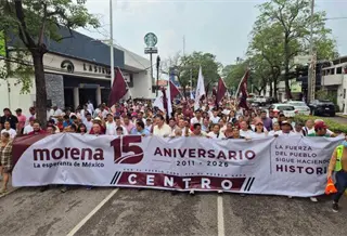 Celebra Morena Tabasco sus 15 a&ntilde;os de fundaci&oacute;n con marcha en Villahermosa
