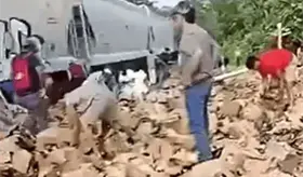 Tren impacta a tr&aacute;iler que transportaba cerveza en Veracruz; hubo rapi&ntilde;a