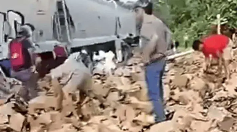 Tren impacta a tr&aacute;iler que transportaba cerveza en Veracruz; hubo rapi&ntilde;a