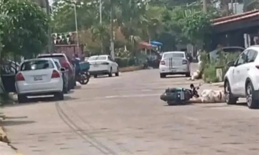 Balean a mujer mientras viajaba en su motocicleta en Cunduacán