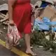 Rapi&ntilde;an carne tras volcadura de camioneta en la Villahermosa-Macuspana