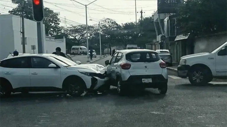 Adulta mayor resulta lesionada tras choque entre 2 autos en Mario Brown de Villahermosa