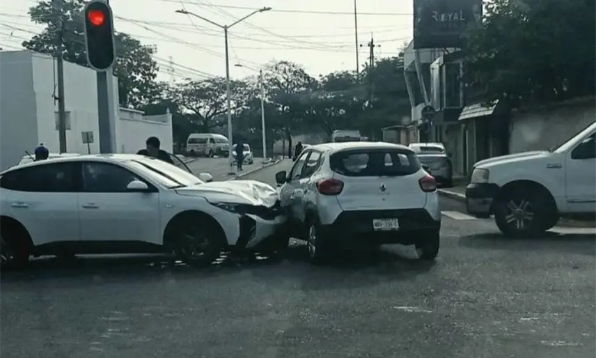 Adulta mayor resulta lesionada tras choque entre 2 autos en Mario Brown de Villahermosa