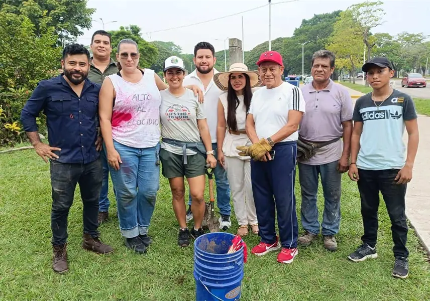 Ambientalistas reforestan Paseo Tabasco, zona amenazada por el proyecto Villahermosa 2030 Ambientalistas reforestan Paseo Tabasco, zona amenazada por el proyecto Villahermosa 2030