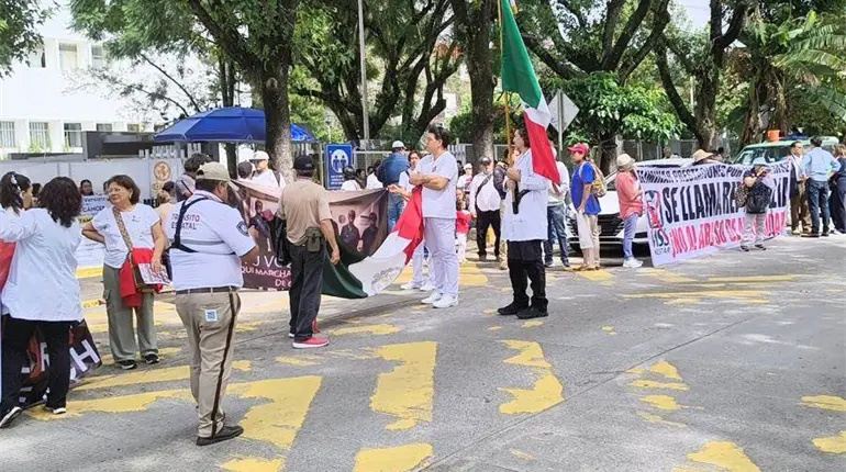 Protesta sector salud en Veracruz durante segundo d&iacute;a de Sheinbaum en el estado