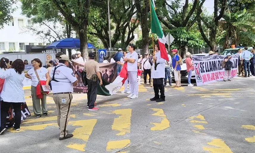 Protesta sector salud en Veracruz durante segundo día de Sheinbaum en el estado