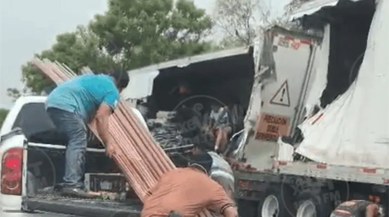 Tr&aacute;iler sufre accidente en la Villahermosa – Frontera y su carga es rapi&ntilde;ada