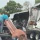 Tr&aacute;iler sufre accidente en la Villahermosa – Frontera y su carga es rapi&ntilde;ada
