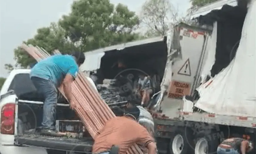 Tráiler sufre accidente en la Villahermosa – Frontera y su carga es rapiñada