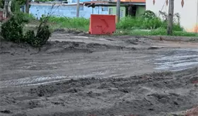 Estudiantes del Cobatab 24 caminan entre lodo por obra inconclusa en Parrilla 2a