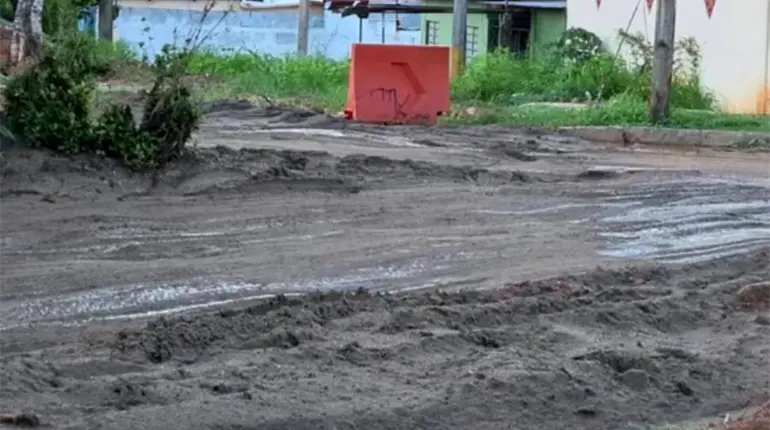 Estudiantes del Cobatab 24 caminan entre lodo por obra inconclusa en Parrilla 2da