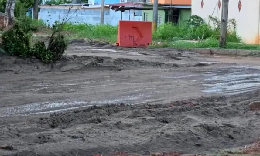 Estudiantes del Cobatab 24 caminan entre lodo por obra inconclusa en Parrilla 2da