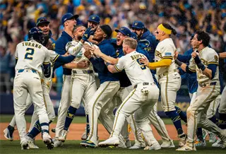 Milwaukee a un juego de llegar a la final de la Nacional; Atlanta iguala la serie ante Dodgers