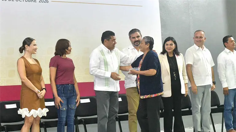 Entrega Gobierno del Estado m&aacute;s de mil 500 lentes a personas con problemas visuales