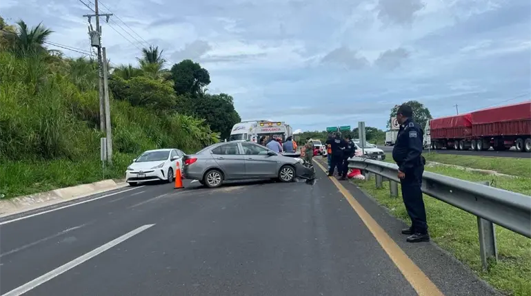 Colisiona automovilista contra muro de contenci&oacute;n en la Coatzacoalcos-Villahermosa