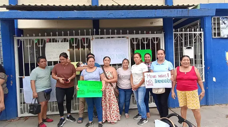 Con cierre temporal de primaria en La Manga III, protestan en contra de la uni&oacute;n de los grupos de tercer a&ntilde;o