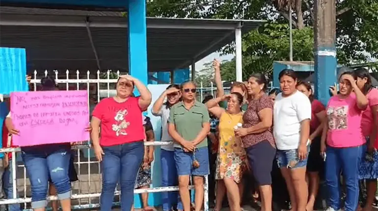 Cierran primaria de C&aacute;rdenas por falta de intendente desde que inici&oacute; el ciclo escolar