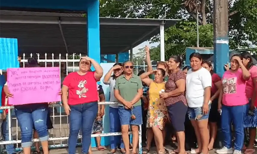 Cierran primaria de Cárdenas por falta de intendente desde que inició el ciclo escolar