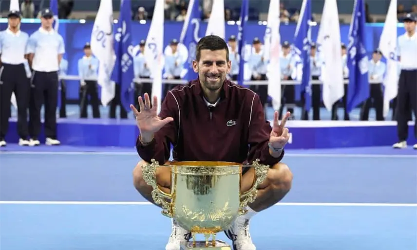Novak Djokovic gana el Abierto de China, su título 102 en su carrera y va por las 103 de Roger Federer