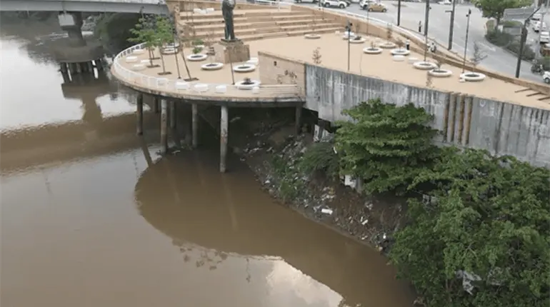 Migrantes improvisan campamento bajo el Malec&oacute;n de Villahermosa