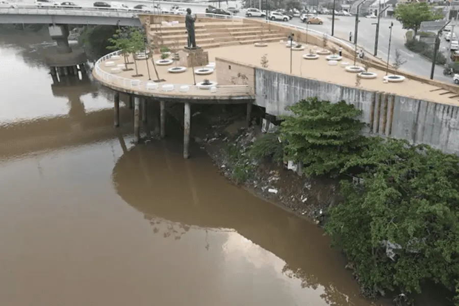 Migrantes improvisan campamento bajo el Malec&oacute;n de Villahermosa