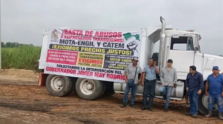 Volqueteros bloquean la C&aacute;rdenas - Estaci&oacute;n Chontalpa para exigir pagos justos por el acarreo de material a Mota-Engil y la Catem