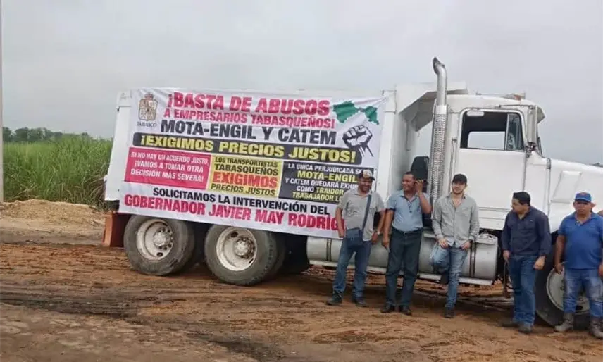 Volqueteros bloquean la Cárdenas - Estación Chontalpa para exigir pagos justos por el acarreo de material a Mota-Engil y la Catem
