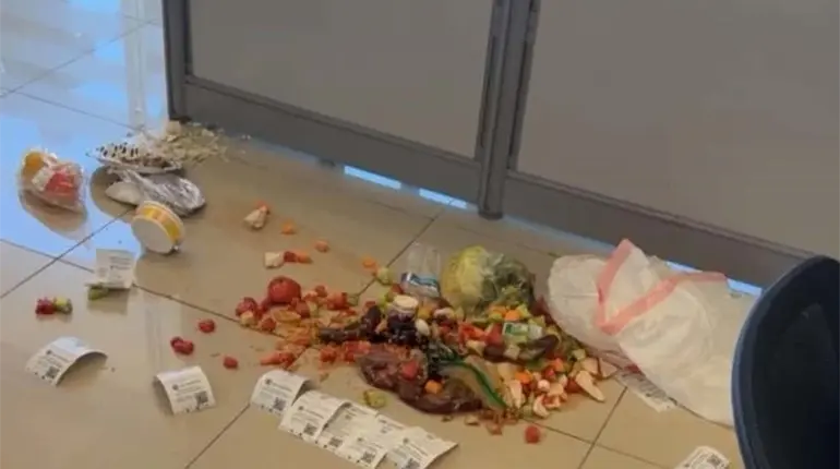 Tras d&iacute;as sin luz ciudadanos arrojan basura en oficinas de la CFE de Playas de Tijuana