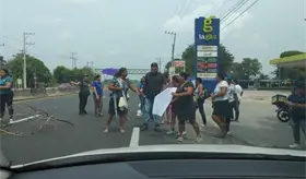 Bloquean padres de familia de primaria 3 horas la Villahermosa - Frontera