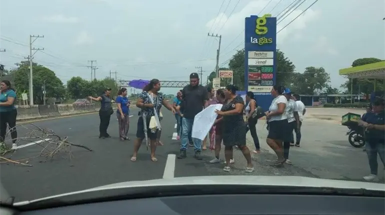 Bloquean padres de familia de primaria 3 horas la Villahermosa - Frontera