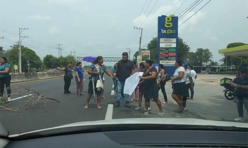 Bloquean padres de familia de primaria 3 horas la Villahermosa - Frontera