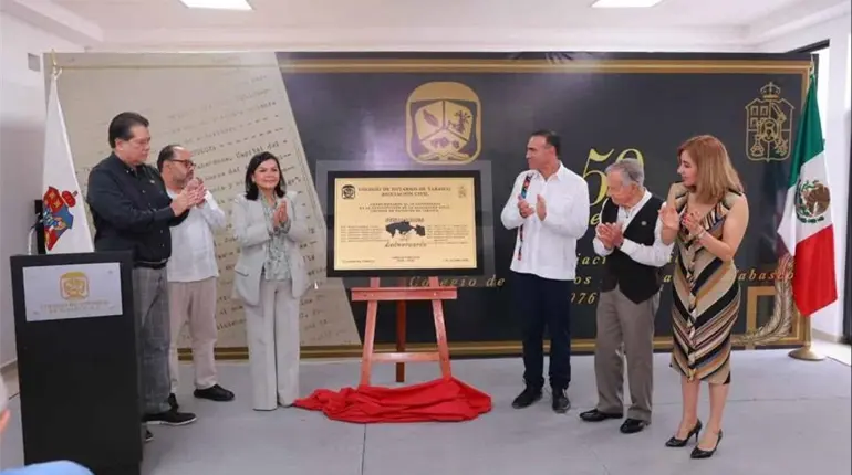 Develan placa de fundadores del Colegio de Notarios de Tabasco en el marco de su 50 aniversario