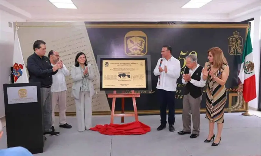 Develan placa de fundadores del Colegio de Notarios de Tabasco en el marco de su 50 aniversario