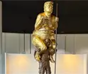 Colocan estatua dorada de Trump desnudo en el Parlamento Europeo