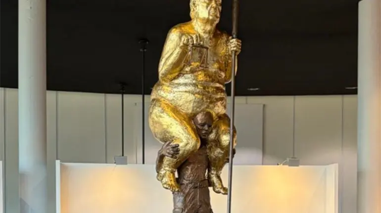 Colocan estatua dorada de Trump desnudo en el Parlamento Europeo