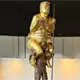 Colocan estatua dorada de Trump desnudo en el Parlamento Europeo