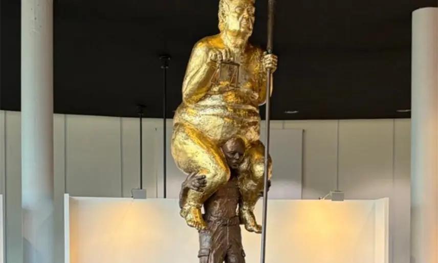 Colocan estatua dorada de Trump desnudo en el Parlamento Europeo