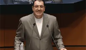 Gasta coordinador del PT en el Senado casi 10 mil pesos para regalar nuevo libro de AMLO a la bancada de Morena
