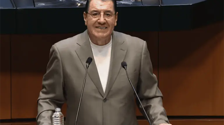 Gasta coordinador del PT en el Senado casi 10 mil pesos para regalar nuevo libro de AMLO a la bancada de Morena