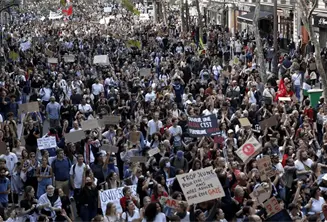 Protestas de estudiantes en Francia obligan al gobierno a suspender clases de manera oficial