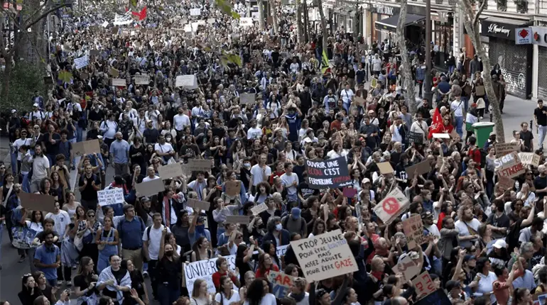 Protestas de estudiantes en Francia obligan al gobierno a suspender clases de manera oficial