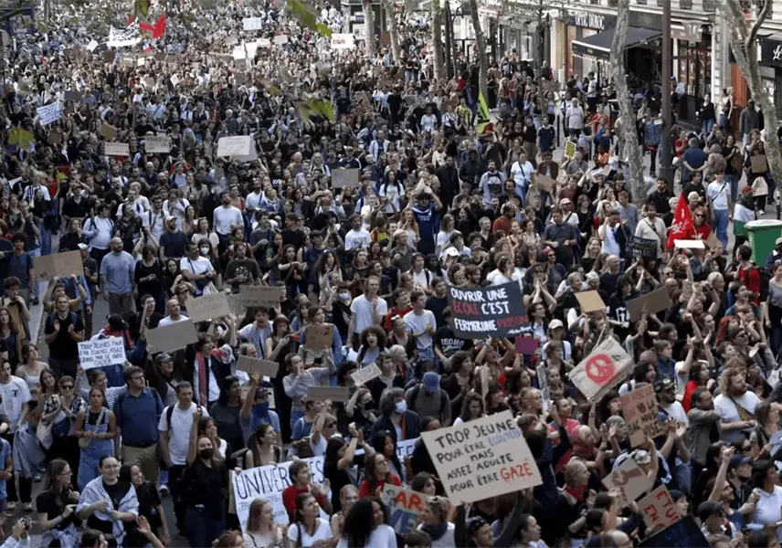 Protestas de estudiantes en Francia obligan al gobierno a suspender clases de manera oficial Protestas de estudiantes en Francia obligan al gobierno a suspender clases de manera oficial